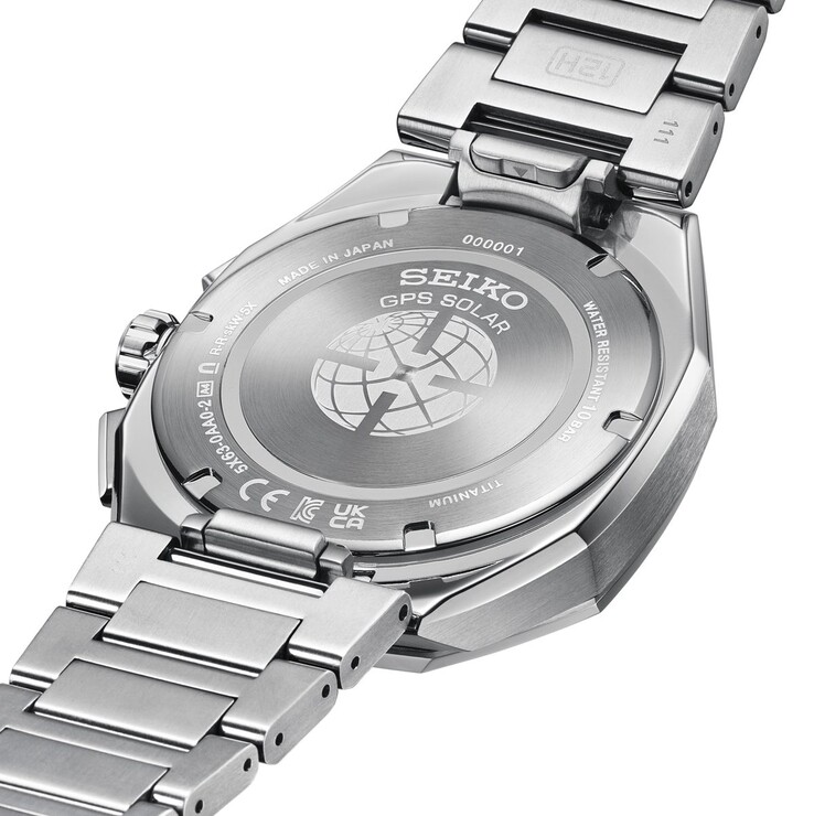 Widok z tyłu zegarka Seiko Astron GPS Solar przedstawiający grawerowany dekiel koperty, tytanową bransoletę i mechanizm zapięcia.