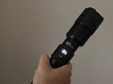 Posiada wskaźnik poziomu naładowania baterii i port USB do ładowania telefonu