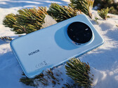 Honor Magic 8 Ultra powinien mieć bardziej zaawansowaną konfigurację kamer niż Honor Magic 7 Pro (na zdjęciu). (Źródło obrazu: Notebookcheck)
