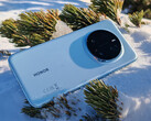 Honor Magic 8 Ultra powinien mieć bardziej zaawansowaną konfigurację kamer niż Honor Magic 7 Pro (na zdjęciu). (Źródło obrazu: Notebookcheck)