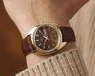 Timex Q 1978 Day and Date z brązową tarczą fumé i kopertą w złotym kolorze, pokazany na nadgarstku z brązowym skórzanym paskiem.