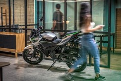 Elektryczny motocykl Kawasaki Z e-1 ma zastąpić dojeżdżające do pracy maszyny ICE o pojemności 125 cm3. (Źródło zdjęcia: Kawasaki)