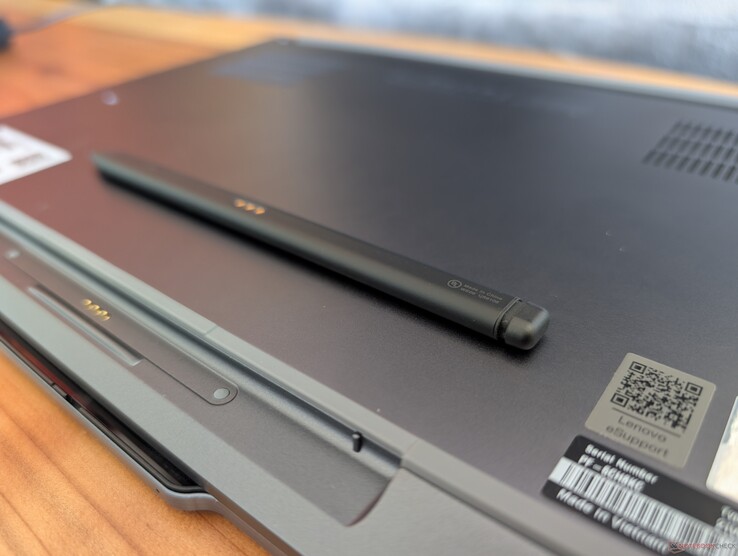 Jednak cieńsza i prostokątna konstrukcja pióra Slim Pen 2 sprawia, że trudniej jest je trzymać w dłoni niż grubsze rysiki, takie jak Surface Pen