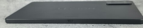 Lewa strona obudowy (port USB 3.2)