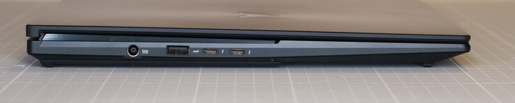 Zasilacz z gniazdem Hollow; USB 3.2 Gen 2, 2 x USB Type-C z ThunderBolt, PowerDelivery i Displayport