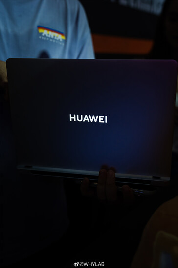 Tylny panel z podświetlanym logo (źródło obrazu: WHYLAB na Weibo)