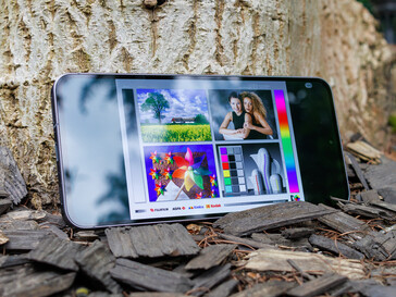Samsung Galaxy A56 na zewnątrz