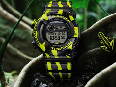 Casio Frogman GW-8200TPF-1JR "Poison Dart" (na zdjęciu) na tle lasu. (Źródło zdjęcia: Casio Japan)