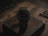 Na zdjęciu przedstawiono całkowicie czarny zegarek Casio G-Shock DW-5600UMC26-1DR, powstały w ramach współpracy.