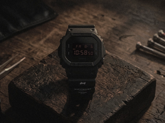 Na zdjęciu przedstawiono całkowicie czarny zegarek Casio G-Shock DW-5600UMC26-1DR, powstały w ramach współpracy.