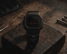 Na zdjęciu przedstawiono całkowicie czarny zegarek Casio G-Shock DW-5600UMC26-1DR, powstały w ramach współpracy.