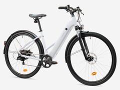 Niskopodłogowy rower elektryczny Decathlon Rockrider E-ACTV 100 jest już dostępny. (Źródło zdjęcia: Decathlon)