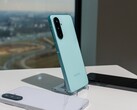 Samsung Galaxy A26 5G jest dostępny w kolorze czarnym, białym i miętowym. (Źródło zdjęcia: Daniel Schmidt)