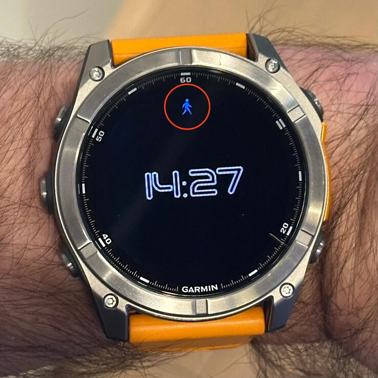 Nowa ikona niebieskiego człowieka to skrót do funkcji Wznów później firmy Garmin. (Źródło obrazu: u/svacher via Reddt)