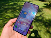 Galaxy A37 w palącym letnim słońcu.