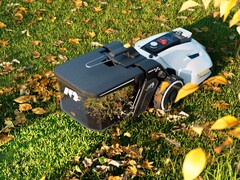 Robot-kosiarka Mammotion YUKA może również zamiatać. (Źródło zdjęcia: Mammotion)