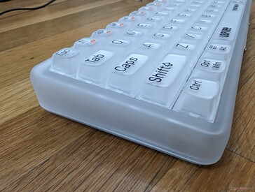 Obwódka klawiatury jest podniesiona, co utrudnia czyszczenie przestrzeni między klawiszami
