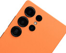 Samsung może również nie oferować Galaxy S26 Ultra w czarnej wersji kolorystycznej. Na zdjęciu: S25 Ultra w skórce Cosmic Orange firmy Dbrand. (Źródło zdjęcia: Dbrand)