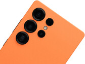 Samsung może również nie oferować Galaxy S26 Ultra w czarnej wersji kolorystycznej. Na zdjęciu: S25 Ultra w skórce Cosmic Orange firmy Dbrand. (Źródło zdjęcia: Dbrand)