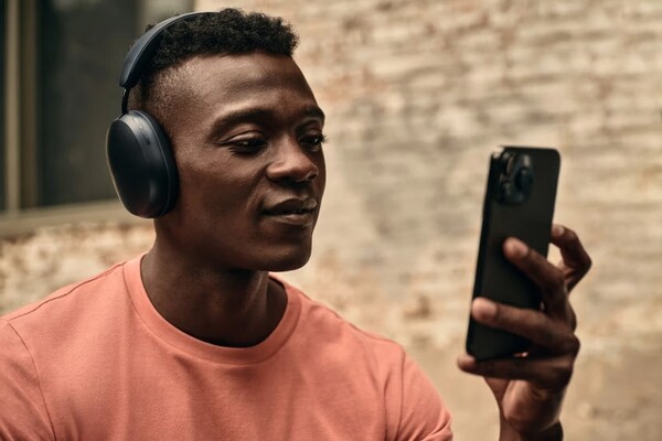 Sonos Ace ma teraz funkcję SideTone, która pozwala użytkownikom słyszeć własny głos podczas połączeń. (Źródło obrazu: Sonos)