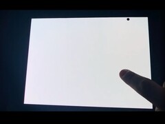 Galaxy Z TriFold z niereagującym wyświetlaczem wewnętrznym.