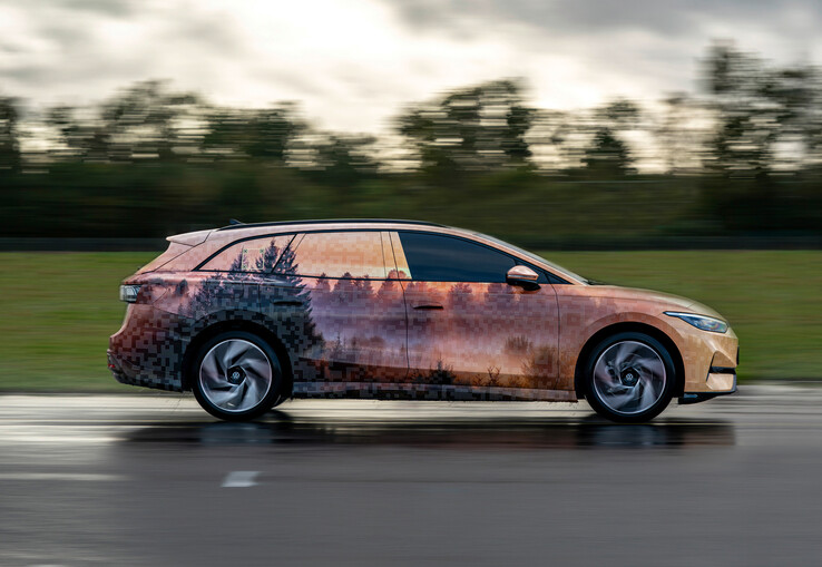 Dziwny wybór kamuflażu Volkswagena na zdjęciach teaserowych ID.7 Tourer może wskazywać na jego pełne przygód zamiary dotyczące EV. (Źródło zdjęcia: Volkswagen)