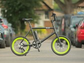 Mini rower Boost (na zdjęciu) może być elektryczny lub napędzany pedałami. (Źródło zdjęcia: Boost)