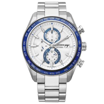 Chronograf Citizen Attesa z białą, fakturowaną tarczą, niebieskimi akcentami, niebieską lunetą czasu światowego i bransoletą Super Titanium w kolorze stali nierdzewnej.