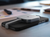 Cena EX300U zaczyna się od 99,99 dolarów. Na zdjęciu: przenośny dysk SSD zamocowany z tyłu iPhone'a. (Źródło zdjęcia: Corsair)