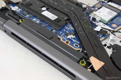 Głośniki skierowane do góry (2 x2 W) są umieszczone wzdłuż tyłu, w przeciwieństwie do większości innych laptopów, gdzie zwykle znajdują się one w pobliżu przednich narożników