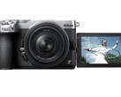 Bezlusterkowy aparat Nikon Z5IIC jest wyposażony w odchylany ekran dotykowy o przekątnej 3,2 cala, który ułatwia robienie selfie.