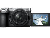 Bezlusterkowy aparat Nikon Z5IIC jest wyposażony w odchylany ekran dotykowy o przekątnej 3,2 cala, który ułatwia robienie selfie.
