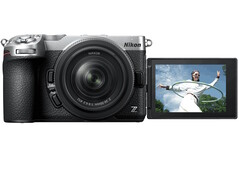 Bezlusterkowy aparat Nikon Z5IIC jest wyposażony w odchylany ekran dotykowy o przekątnej 3,2 cala, który ułatwia robienie selfie.
