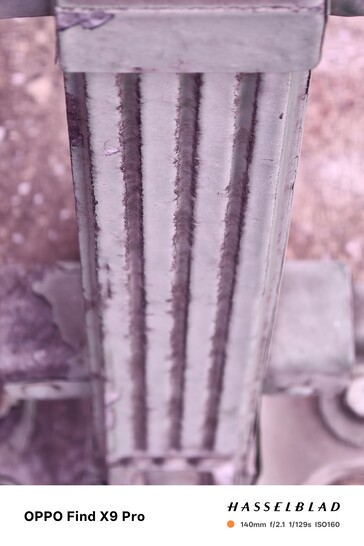 Oppo Find X9 Pro z magentowym odcieniem spowodowanym mocowaniem obiektywu.