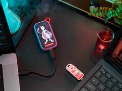 Przedstawione na zdjęciu przenośny dysk SSD SANDISK Mewtwo oraz pamięć USB typu C Mew z okazji 30. rocznicy serii Pokémon