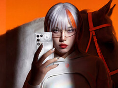 11 Air ma zostać wprowadzony na rynek 20 stycznia 2026 roku. Na zdjęciu: kobieta trzymająca model w kolorze Aurora Silver. (Źródło zdjęcia: RedMagic)