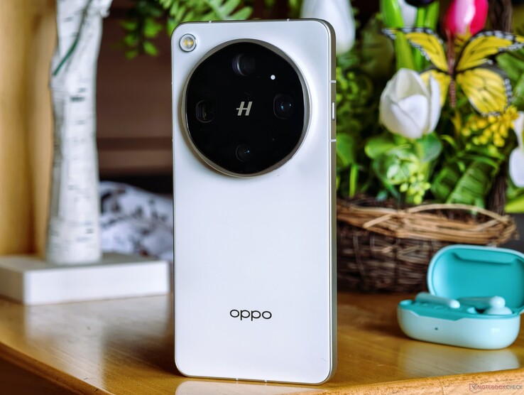 Biały Oppo Find X9 Ultra w recenzji