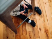 Zamień czas spędzany przed ekranem w czas nauki: 7 aplikacji edukacyjnych, które uczą, a nie tylko bawią. Na zdjęciu dziecko trzymające tablet. (Źródło zdjęcia: charlesdeluvio - Unsplash)