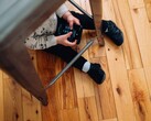 Zamień czas spędzany przed ekranem w czas nauki: 7 aplikacji edukacyjnych, które uczą, a nie tylko bawią. Na zdjęciu dziecko trzymające tablet. (Źródło zdjęcia: charlesdeluvio - Unsplash)