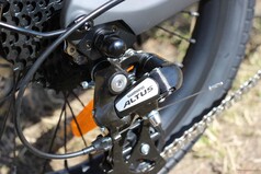 Jest wyposażony w przerzutkę Shimano Altus