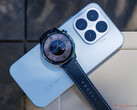 Xiaomi Watch S5 46mm zaczyna się od 179,99 euro w UE. Na zdjęciu: smartwatch na telefonie Xiaomi 17T.