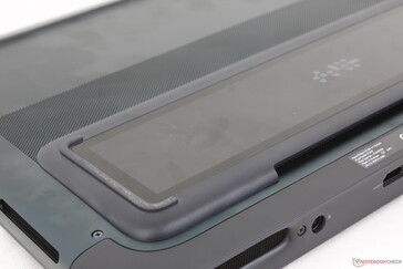 Unikalne okienko Gorilla Glass na spodzie, gdzie większość innych laptopów ma po prostu kratki wentylacyjne