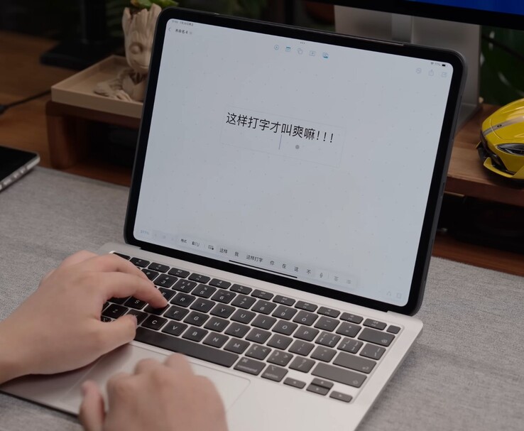 Zbliżenie klawiatury iPadBooka i MacBooka Air oraz touchpada używanego do sterowania iPadem. (Źródło obrazu: 舒灿ShuCanTech via YouTube)
