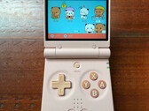 Miyoo Mini Flip wydaje się mieć mniejszy d-pad niż zwykły Miyoo Flip, ale przyciski ABXY tej samej wielkości. (Źródło zdjęcia: GameboyJuntaro - edytowane)