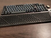 Podpórka pod nadgarstki jest wykonana z wygodnej gumy, ale nie można jej przymocować. (Źródło obrazu: Notebookcheck)