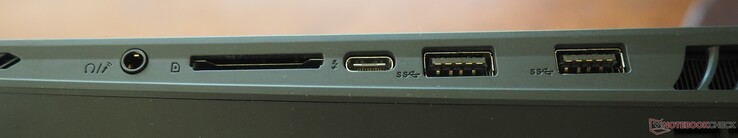Prawa strona: złącze audio 3,5 mm, czytnik kart SD, Thunderbolt 4 (DP 1.4, PD 3.0), 2x USB-A 3.2 Gen 2
