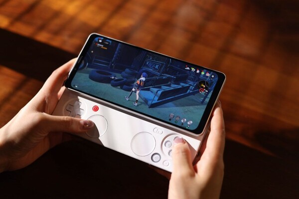 Ayaneo Pocket Play ma grube górne i dolne ramki. (Źródło obrazu: Ayaneo)