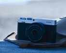 Kompaktowy aparat Fujifilm X E5 z matrycą APS C w torbie na plaży