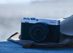 Kompaktowy aparat Fujifilm X E5 z matrycą APS C w torbie na plaży