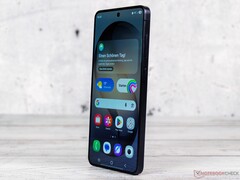 Oczekuje się, że następca widocznego na zdjęciu Galaxy S26 będzie korzystał z przestarzałego aparatu przedniego.